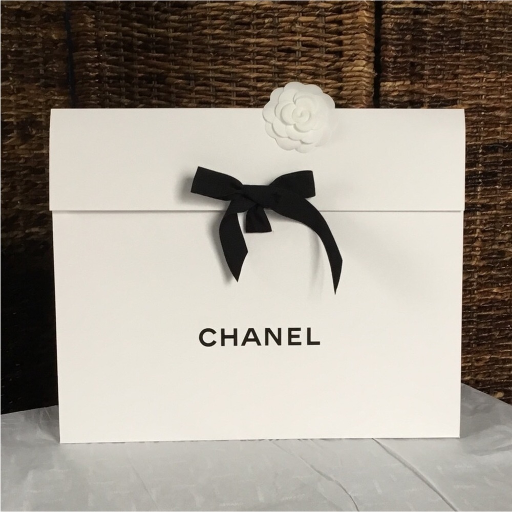 CHANEL EMPTY PAPER CART BOARD LARGE ENVELOPE W/RIBBON FLOWER